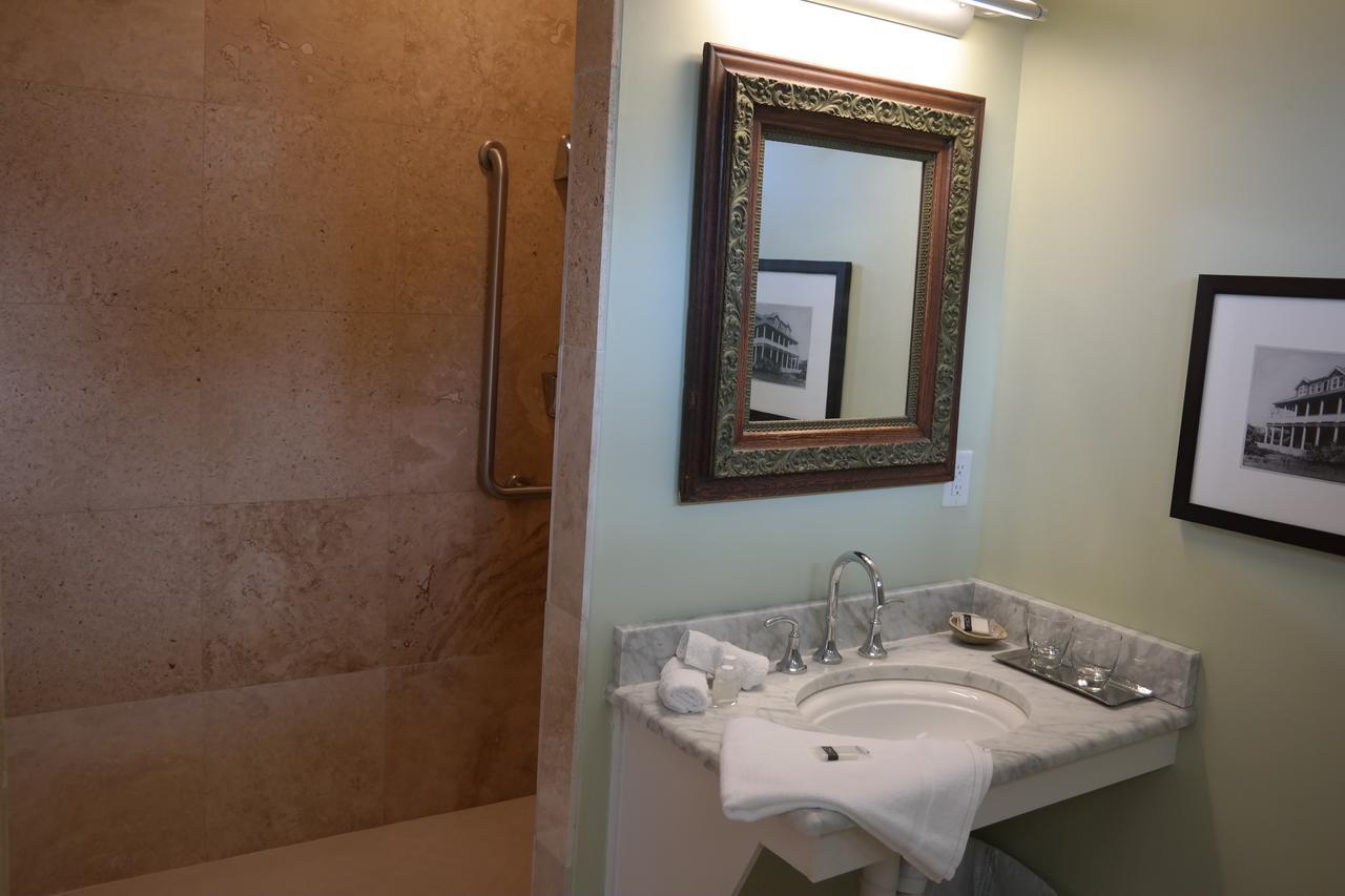 Beach Spa Bed & Breakfast Вирджиния Бийч Стая снимка